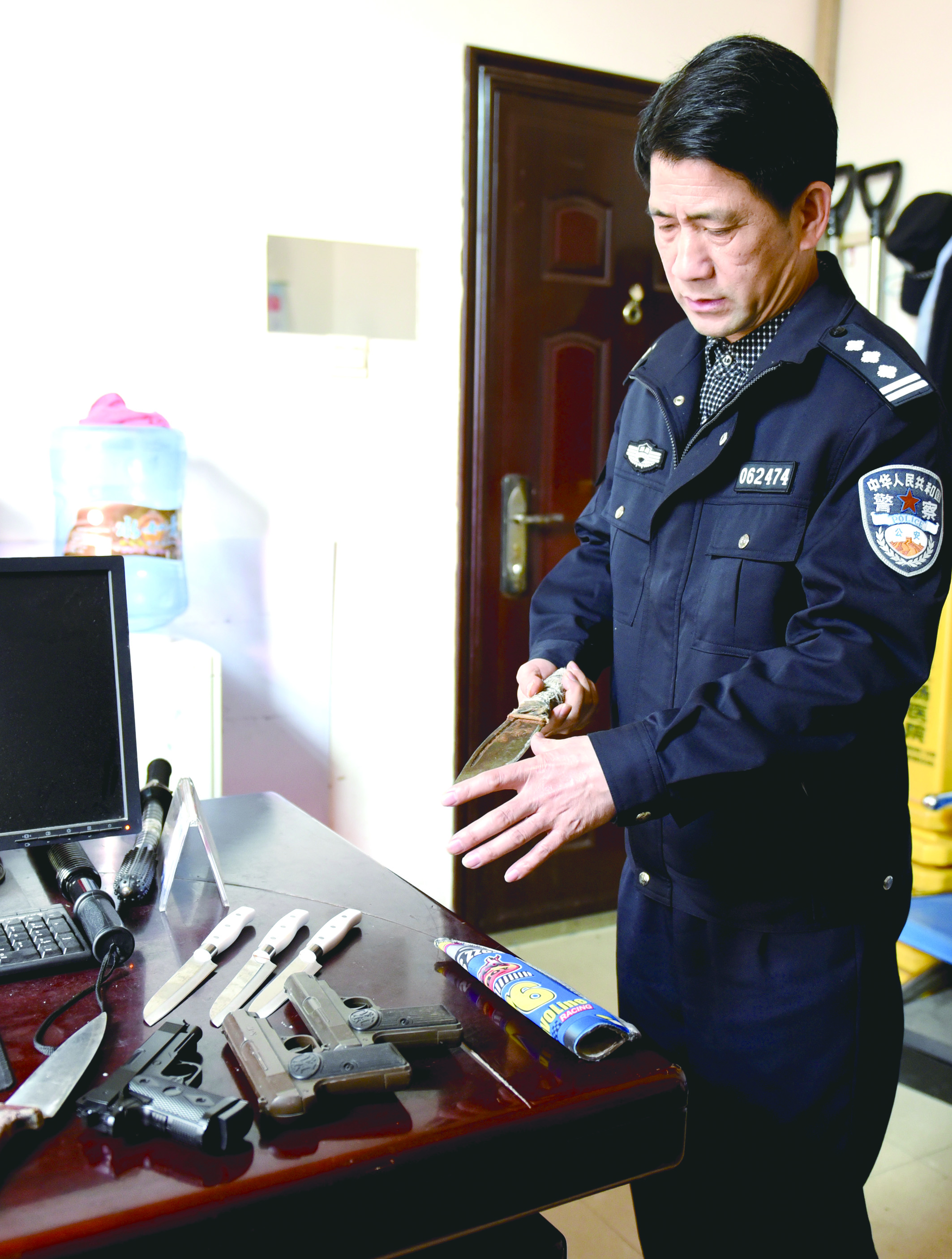 3月12日，邵東汽車西站警務(wù)室民警正在對(duì)所查獲的違禁品進(jìn)行清點(diǎn)