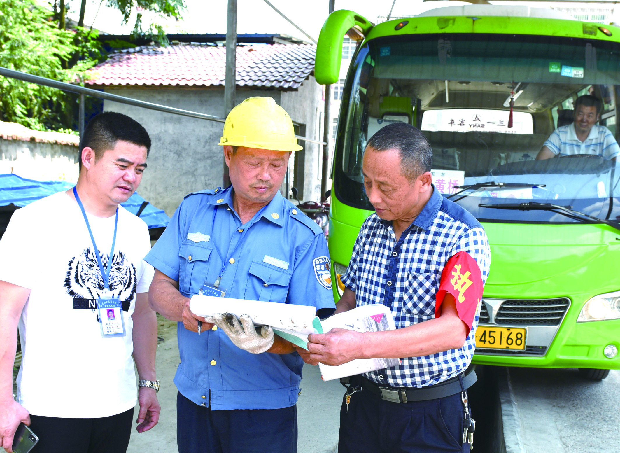 7月10日，洞口縣黃橋鎮(zhèn)副鎮(zhèn)長謝揚標（右）在黃橋汽車站檢查營運客車安全檢查情況。近段時間以來，黃橋汽車站全面排查交通安全等方面存在的安全隱患，并及時予以整改到位，做到防患于未然，確保安全生產(chǎn)工作萬無一失。據(jù)了解，今年上半年已消除交通安全隱患10余起。  李祖冠    攝影報道 