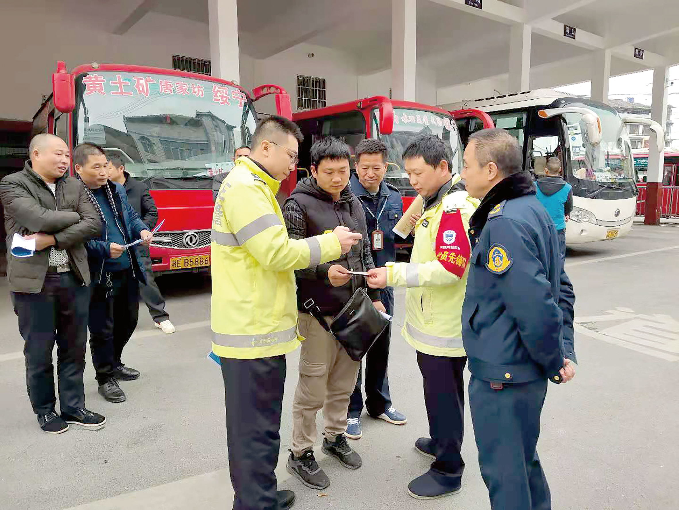 12月2日是全國交通安全日。當天上午10時，綏寧分公司汽車總站舉行“知危險會避險、安全文明出行——關注農村交通安全、暢行美麗鄉(xiāng)村”122交通安全日主題宣傳活動。 ? 此活動用生動的事例教育廣大從業(yè)人員樹立美麗鄉(xiāng)村安全暢行責任意識、服務意識，進一步增強廣大從業(yè)人員安全事故的防范意識、辨別意識，緊急避險應急處理方法。 省高速交警綏寧大隊、綏寧縣運管所等負責人到活動現場進行指導。  劉永松